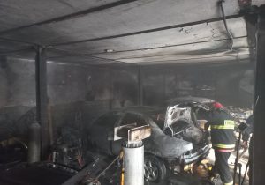 آتش سوزی در بوکان ۵ خودرو را طعمه حریق کرد+ عکس